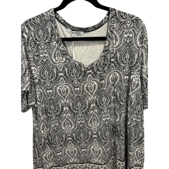 Rose & Olive Plus Size 3X Black White Floral Contrast Hem Stretch Knit Top NWT - Picture 2 of 5